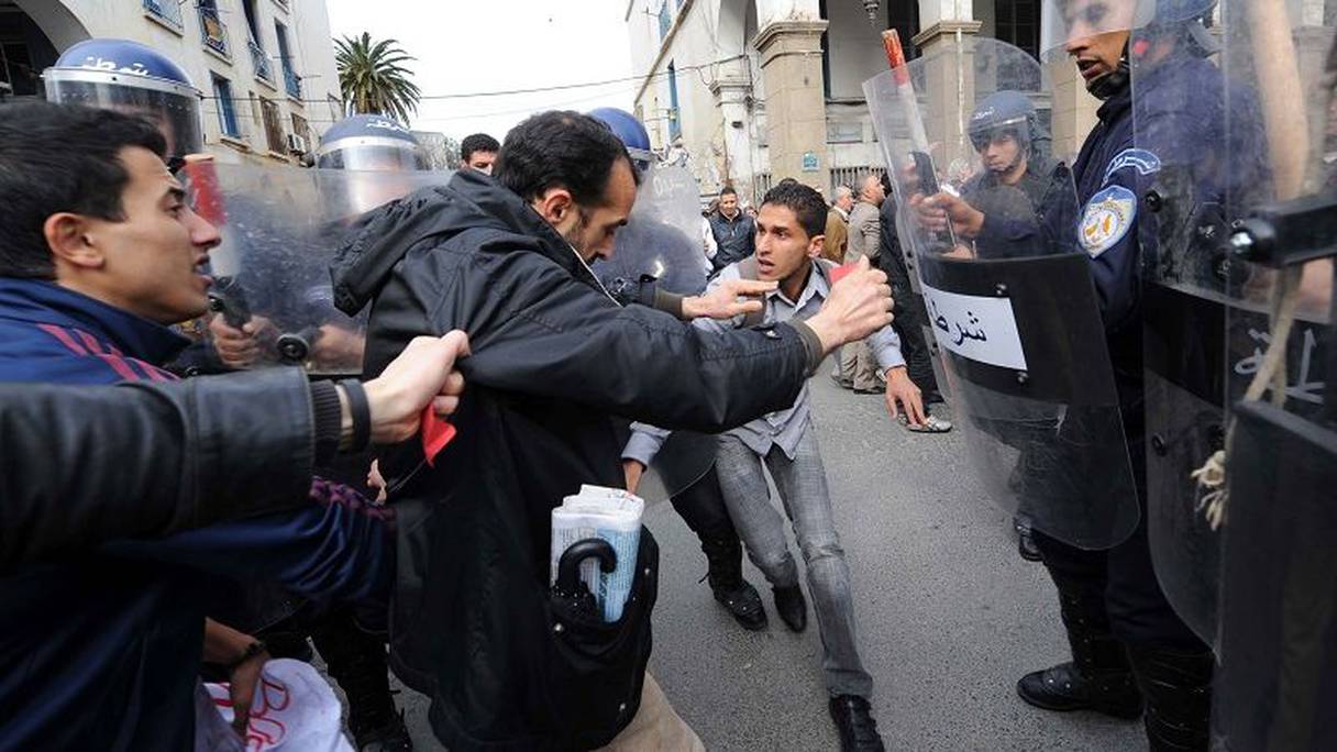 شرطة الجزائر تصد حقوقيين
