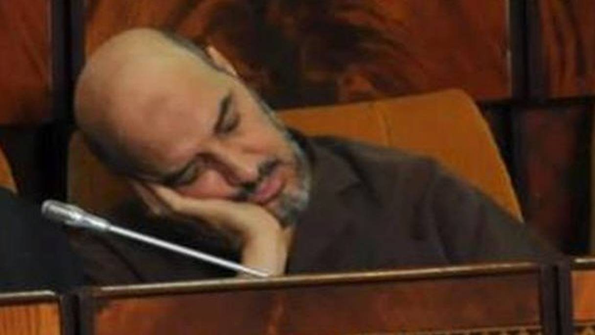 البرلماني المقرئ أبو زيد  الذي اشتهر بصورة يظهر فيها نائما بالبرلمان
