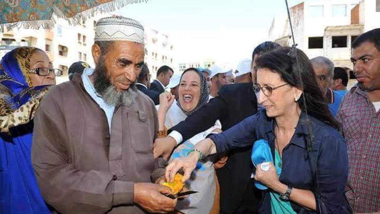 القيادية في حزب التجمع الوطني للأحرار أمينة بن الخضراء تتناول "الهندية" أثناء حملتها الانتخابية
