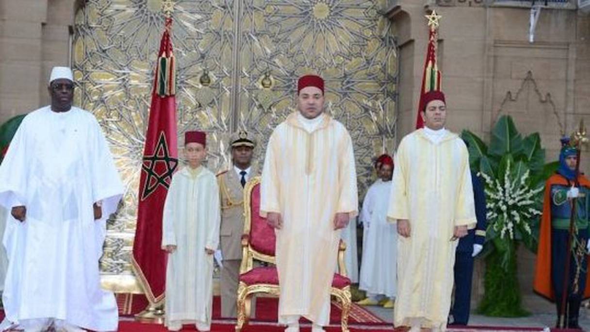 الرئيس السينغالي في بوابة القصر الملكي بالدار البيضاء إلى جانب الملك محمد السادس وشقيقه مولاي رشيد، وولي العهد مولاي الحسن.
