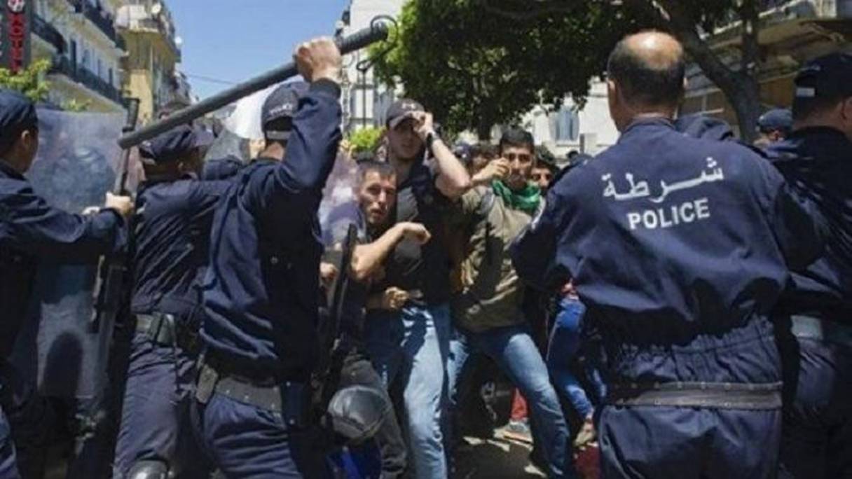 قمع قوات الأمن الجزائرية للمواطنين المتظاهرين خلال الحراك الشعبي.

