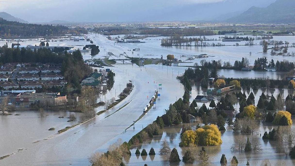 كندا تعلن حالة الطوارئ بسبب الفيضانات والانهيارات الأرضية
