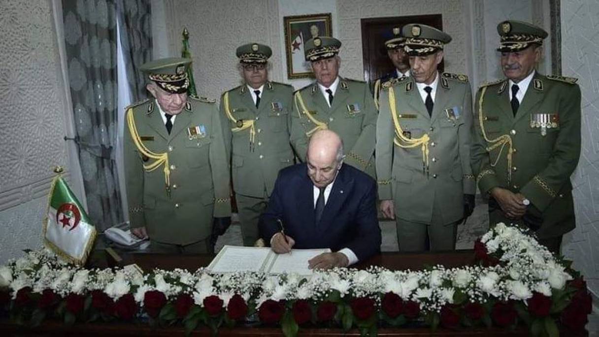 الرئيس الجزائري عبد المجيد تبون محاطا بجنرلات الجيش
