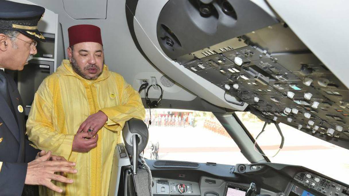 الملك محمد السادس يتسلم مفتاح أول طائرة "دريملاينر"
