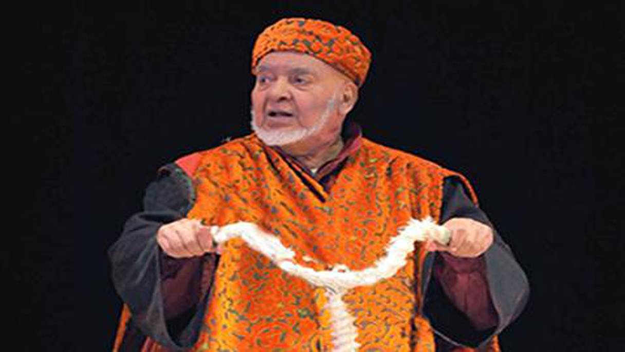 الفنان عبدالجبار الوزير في أحد أعماله المسرحية
