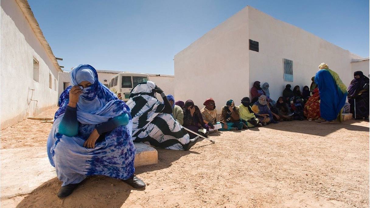 نساء صحراويات في مخيم الرابوني ينتظرن مساعدات
