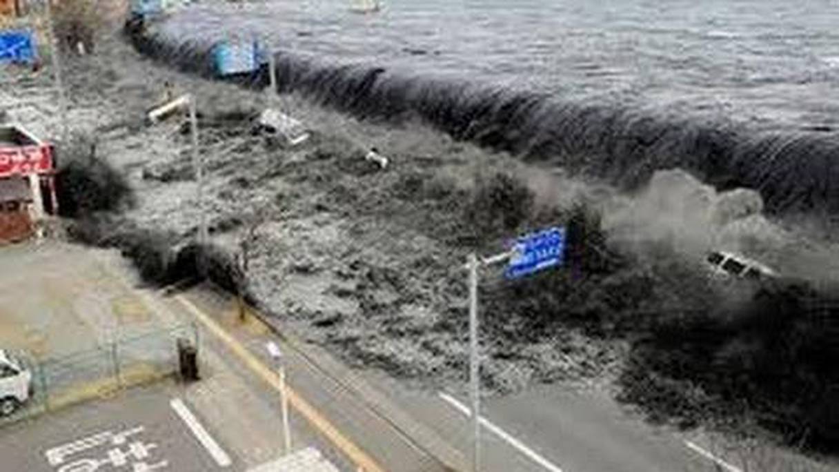 مشهد لموجة تسونامي ضربت اليابان سابقا
