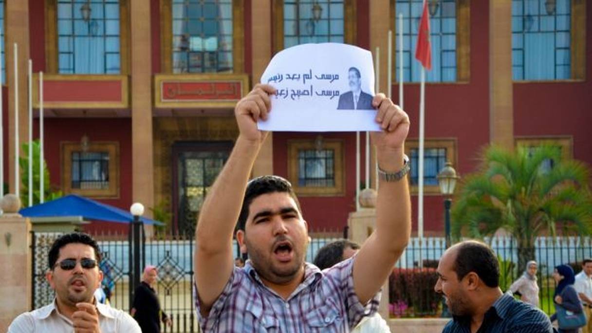 أحد الداعمين لمرسي أمام البرلمان
