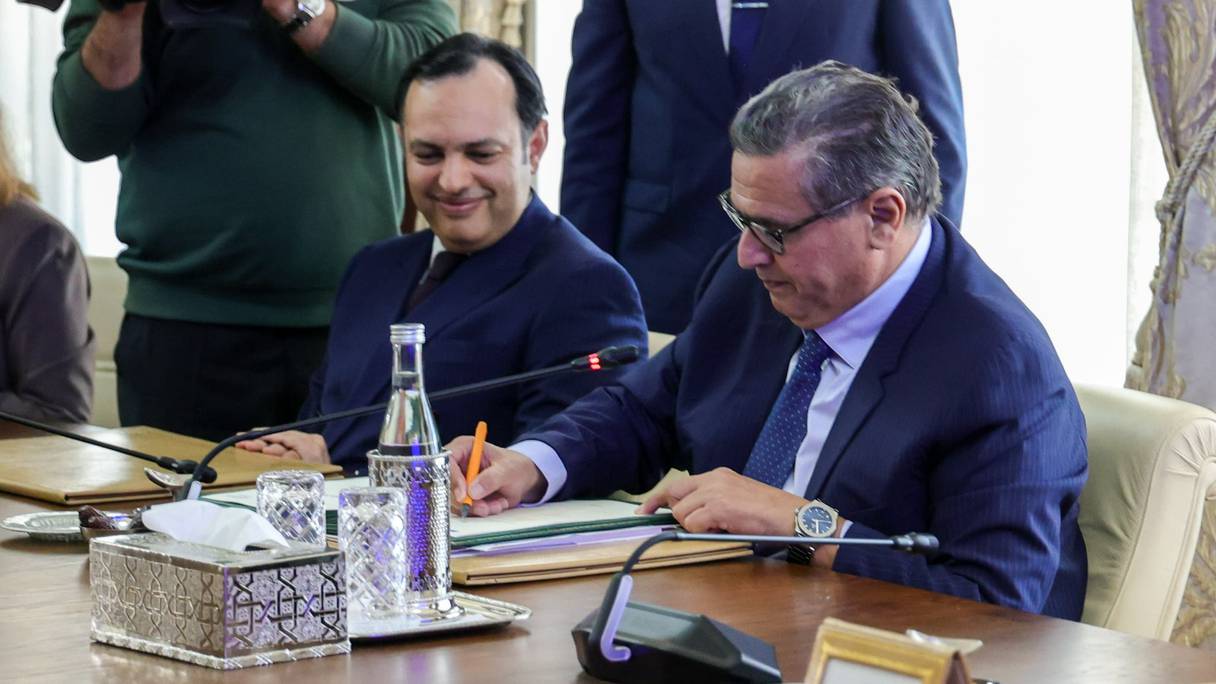 Le chef du gouvernement, Aziz Akhannouch, et le ministre de l’Inclusion Économique, de la Petite entreprise, de l’Emploi et des Compétences, Younes Sekkouri, lors de la signature de l'accord du 29 avril 2024 à Rabat.