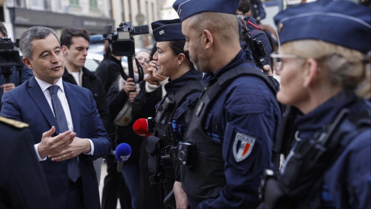 وزير الداخلية الفرنسي جيرالد دارمانان يلتقي بضباط الشرطة الفرنسية لدى وصوله إلى كاتدرائية سان ماكلو في بونتواز شمال باريس، في 31 مارس 2024.
