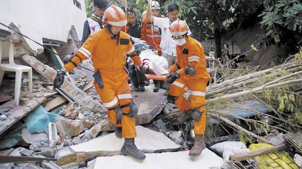 انتشال ضحايا زلزال أندونيسيا
