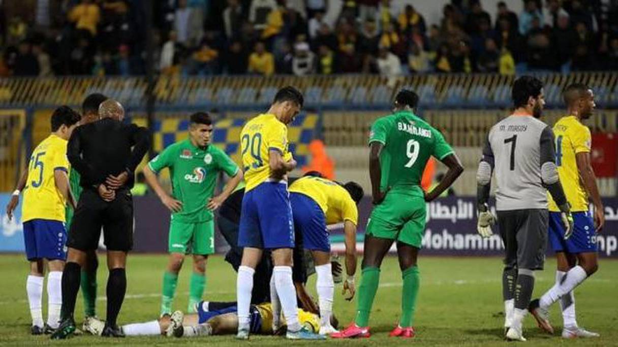 صورة من مباراة فريق الرجاء الرياضي البيضاوي ومضيفه الإسماعيلي المصري.
