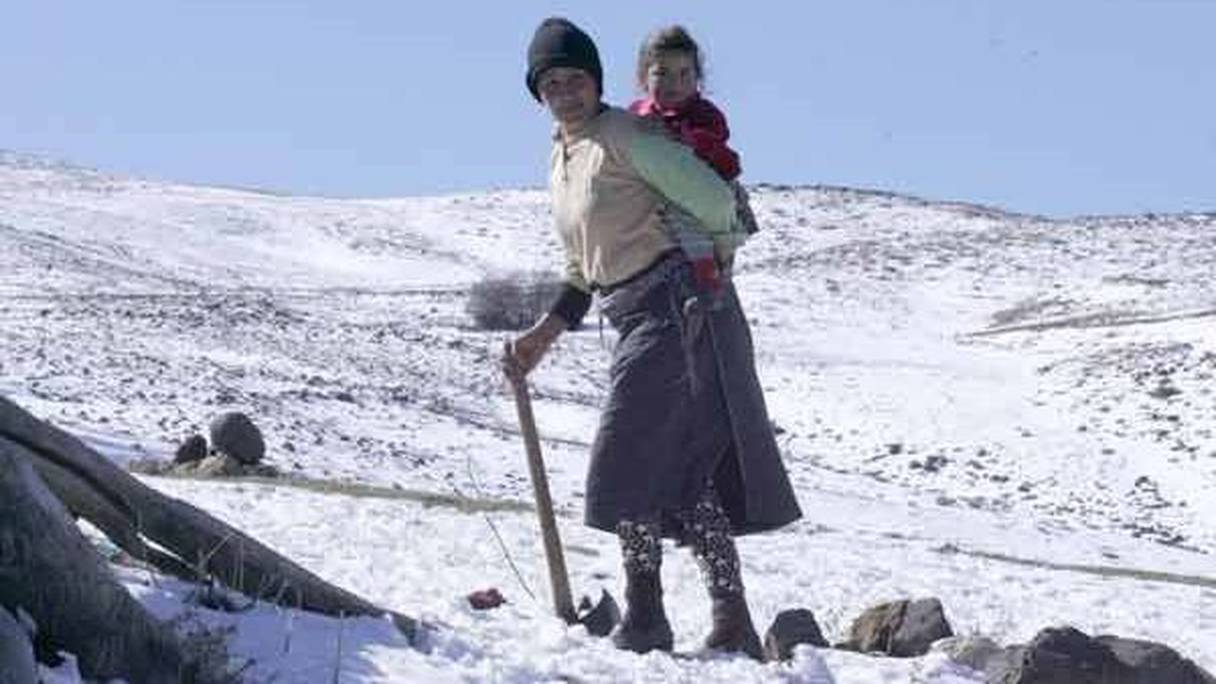 الثلوج تعمق معاناة سكان منطقة إملشيل
