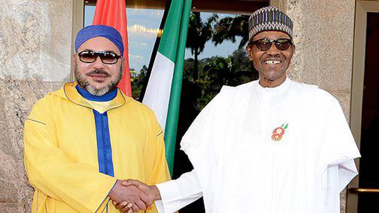 الملك محمد السادس والرئيس النيجيري محمد بخاري خلال إطلاق مشروع أنبوب الغاز
