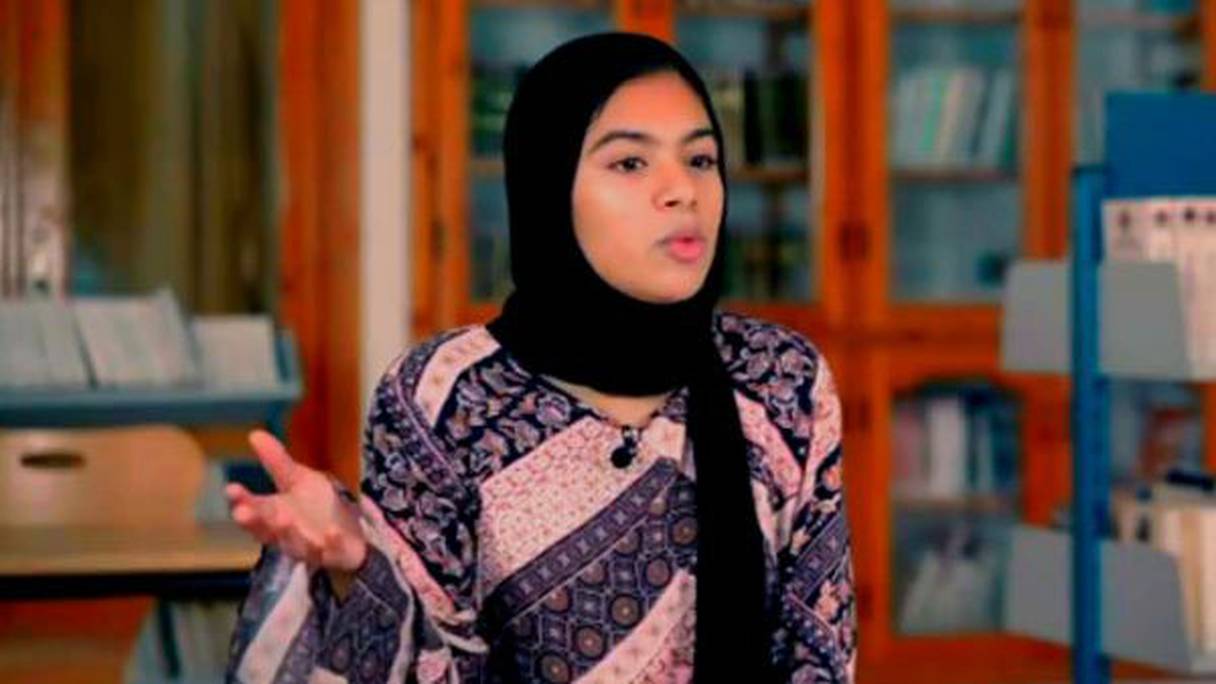 التلميذة المغربية سارة الضعيف، وصيفة بطل تحدي القراءة العربي 2020
