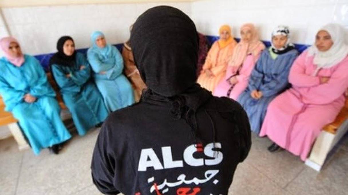 متطوعة بجمعية ALCS توعي نساء بخصوص داء السيدا
