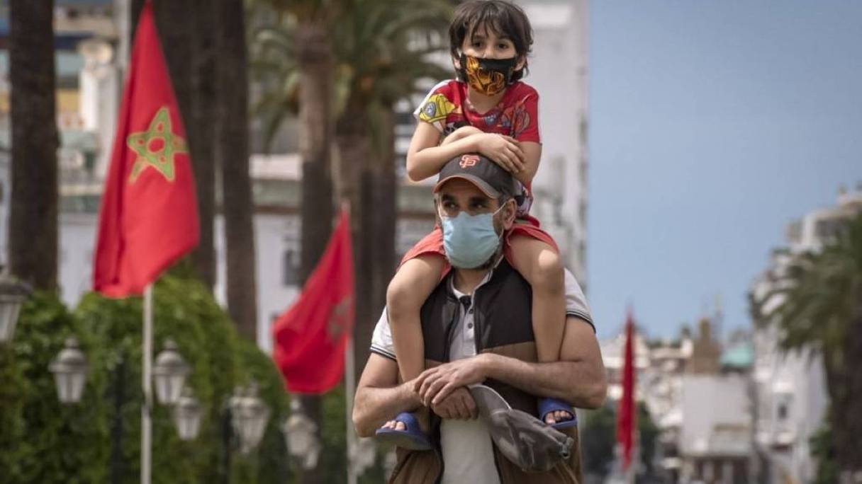 مغربي وابنته يلتزمان بارتداء الكمامة في زمن جائحة كورونا
