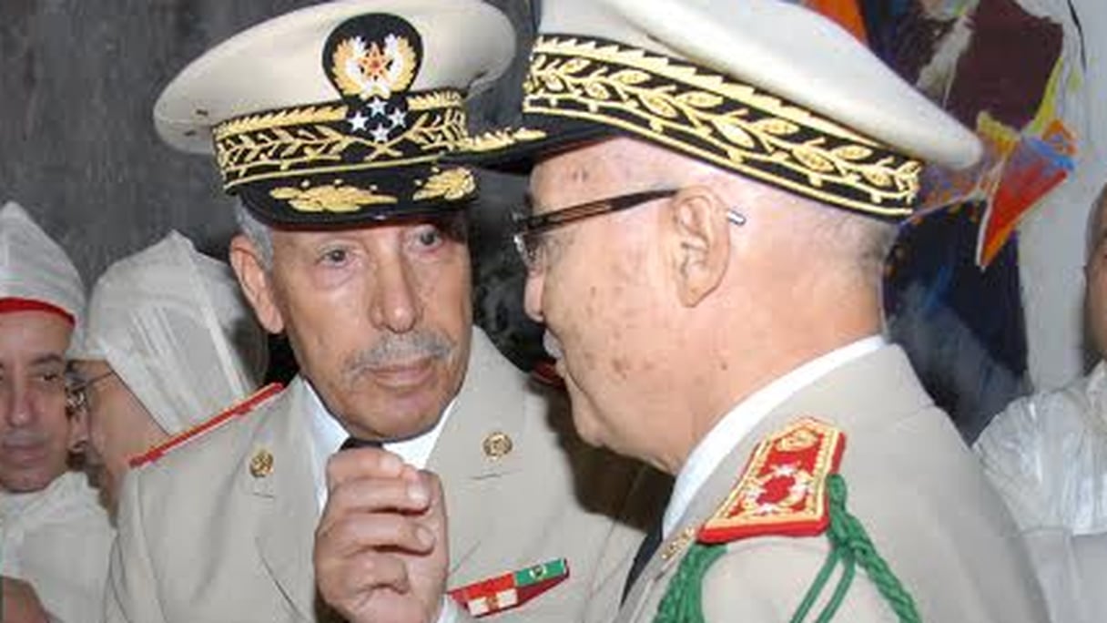 الجنرال دوكور دارمي عبد العزيز بناني (يمينا) في حديث إلى بوشعيب عروب

