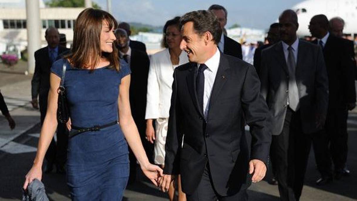ساركوزي إلى جانب زوجته كارلا بروني
