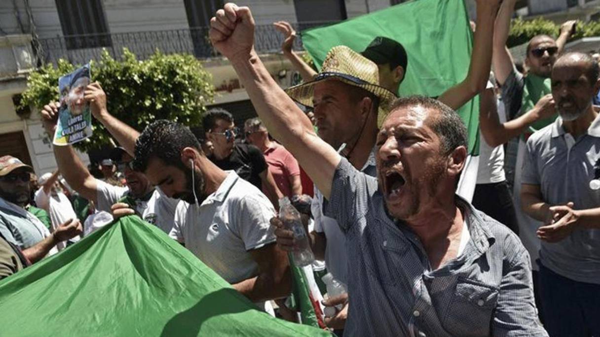 جزائريون يحتجون في جنيف
