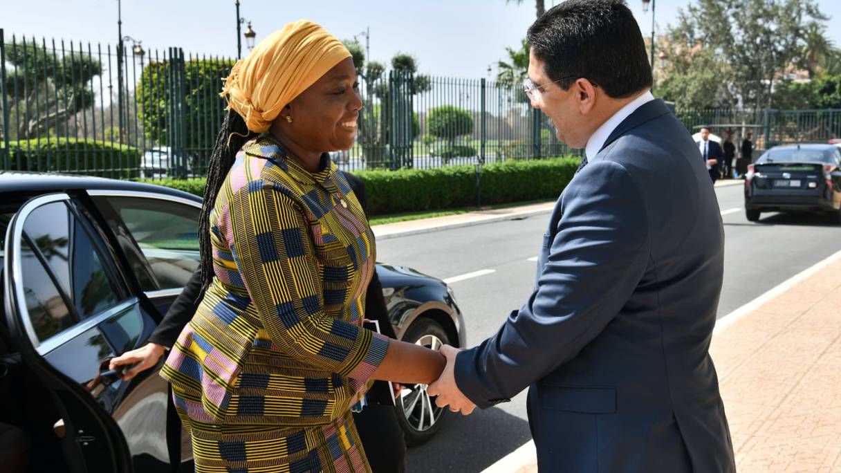 Nasser Bourita et la ministre des Affaires du Libéria, Sara Beysolow Nyanti, le jeudi 18 avril 2024 à Rabat.