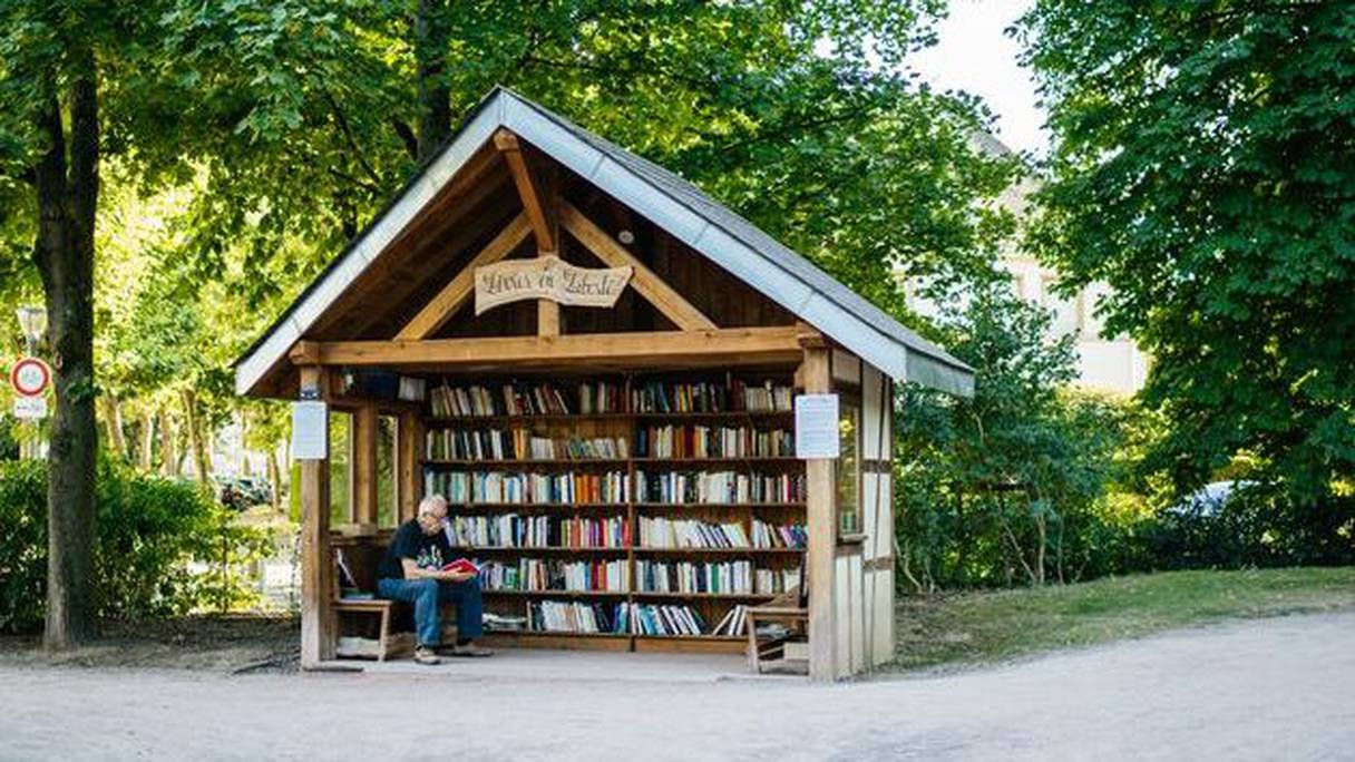 كشك / مكتبة للقراءة وسط حديقة عمومية
