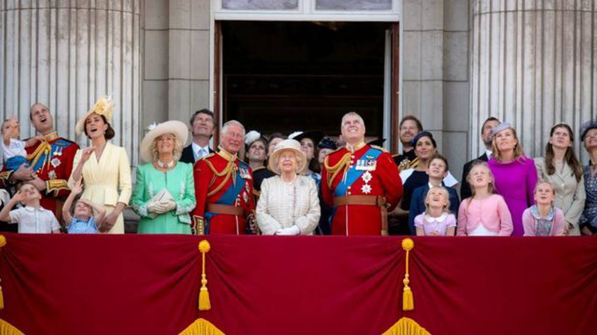 الأسرة الملكية البريطانية تحيط بالملكة الراحلة إليزابيث الثانية والملك الحالي تشارلز الثالث

