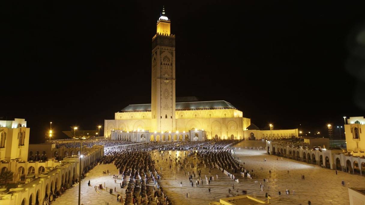 مسجد الحسن الثاني زاد شموخا بالحشود التي حجب إليه.
