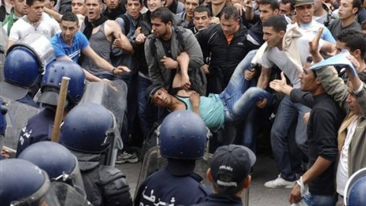 قمع إحدى المظاهرات في الجزائر (أرشيف)
