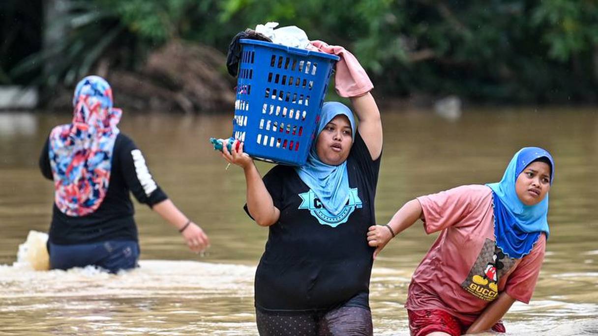 الفيضانات في ماليزيا تجبر آلاف المواطنين على هجر منازلهم