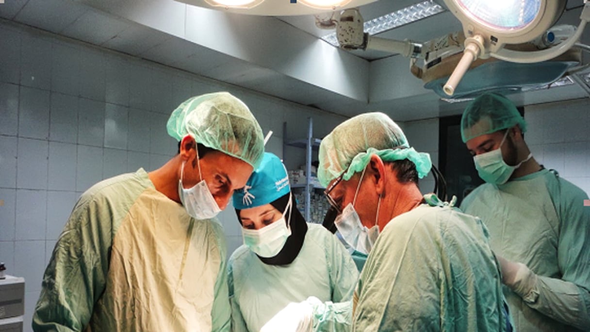 طاقم طبي يجري عملية جراحية
