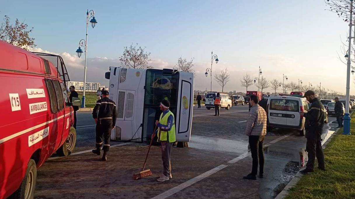 مصرع امرأة وإصابة 18 عاملة جراء انقلاب حافلة بمرتيل