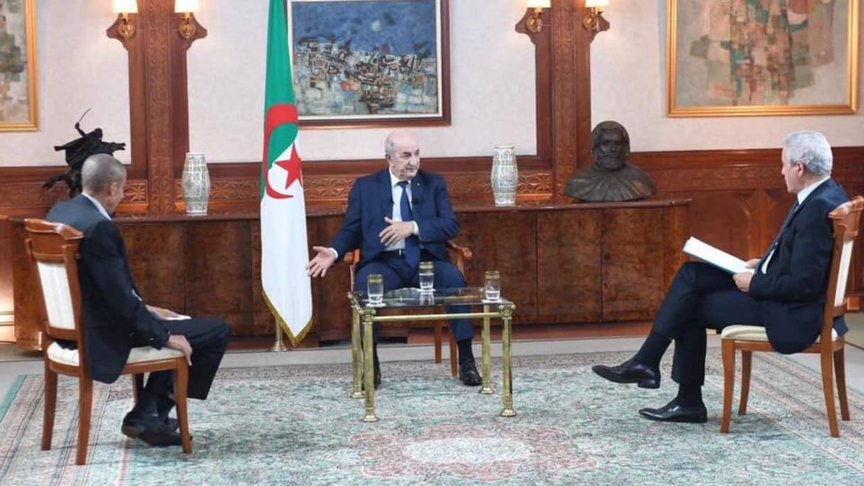 الرئيس الجزائري عبد المجيد تبون خلال المقابلة الصحفية
