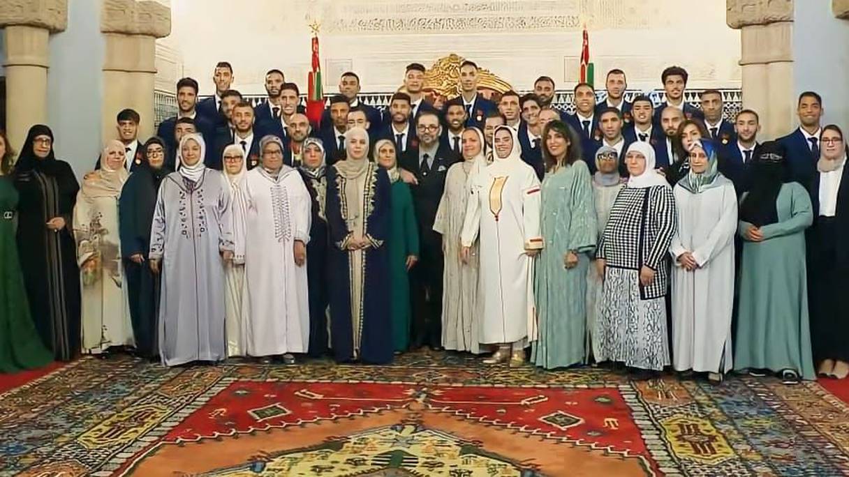 الملك محمد السادس يستقبل أعضاء المنتخب الوطني مرفوقين بأمهاتهم بالقصر الملكي بالرباط (20 دجنبر 2022)
