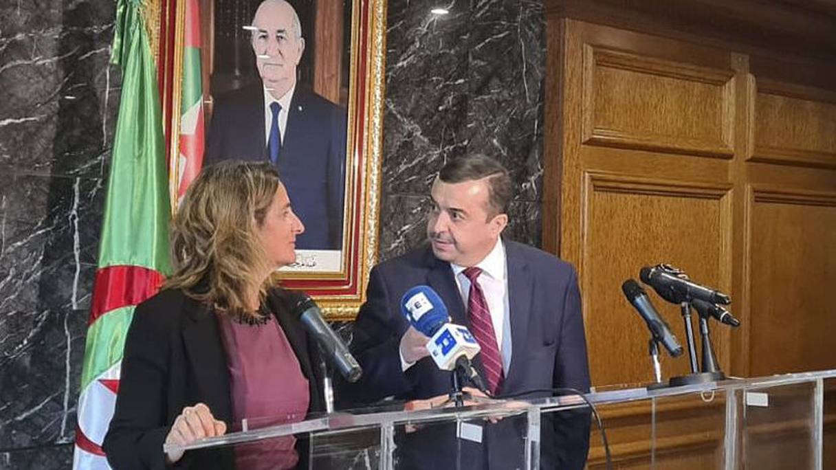 وزير الطاقة والمناجم الجزائري محمد عرقاب ونظيرته الإسبانية تيريزا ريبيرا
