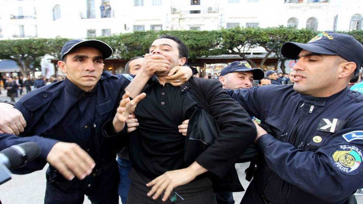 رجال شرطة يقمعون مواطنا في الجزائر
