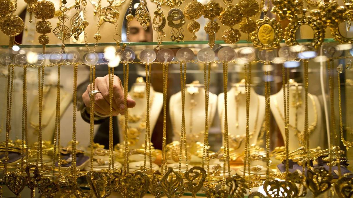 صورة تعبيرية لتاجر يعرض مجوهرات ذهبية للبيع