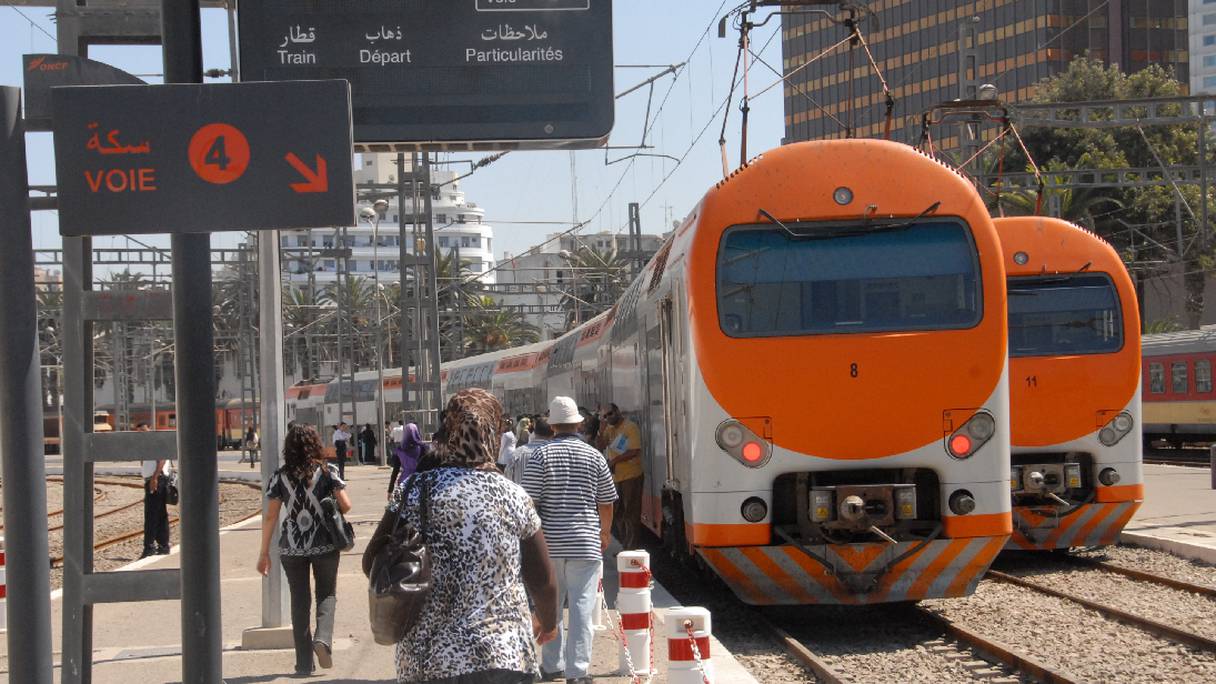 مسافرون في محطة القطار "الدار البيضاء الميناء"