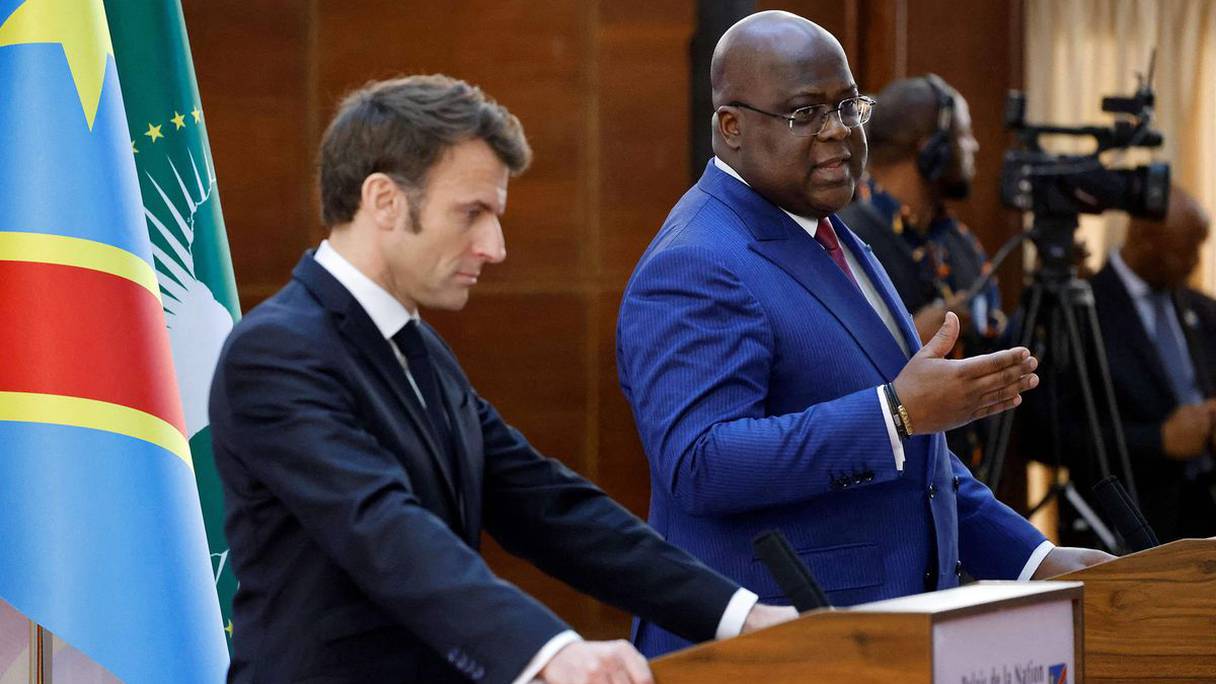 الرئيس الفرنسي إيمانويل ماكرون إلى جانب نظيره الكونغولي فيليكس تشيسيكيدي