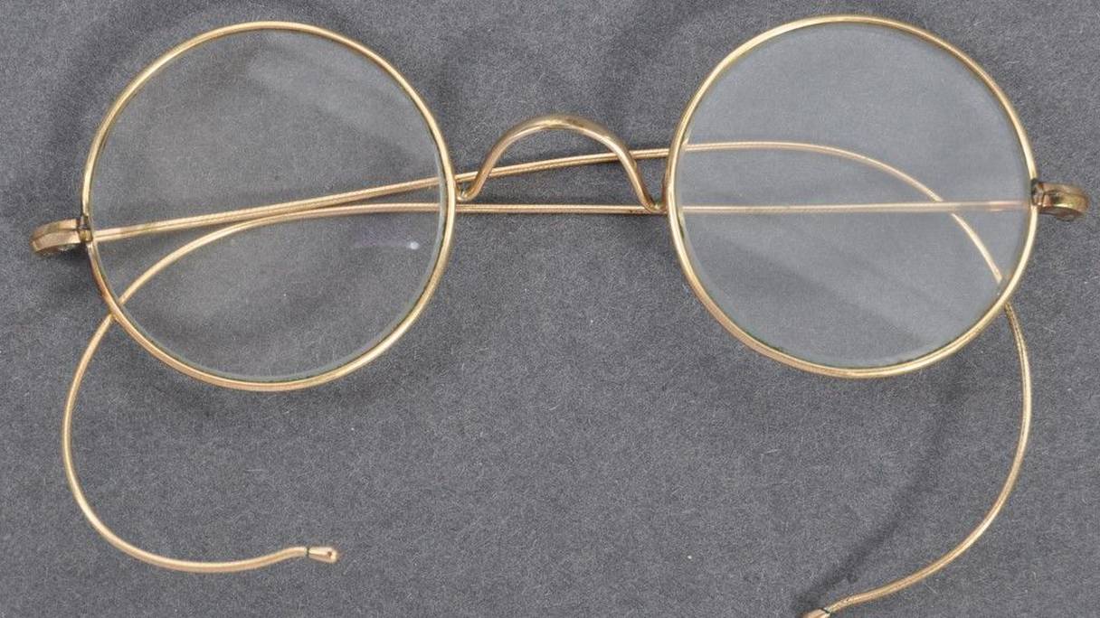 عرض نظارات غاندي في مزاد علني بـ85 ألف دولار
