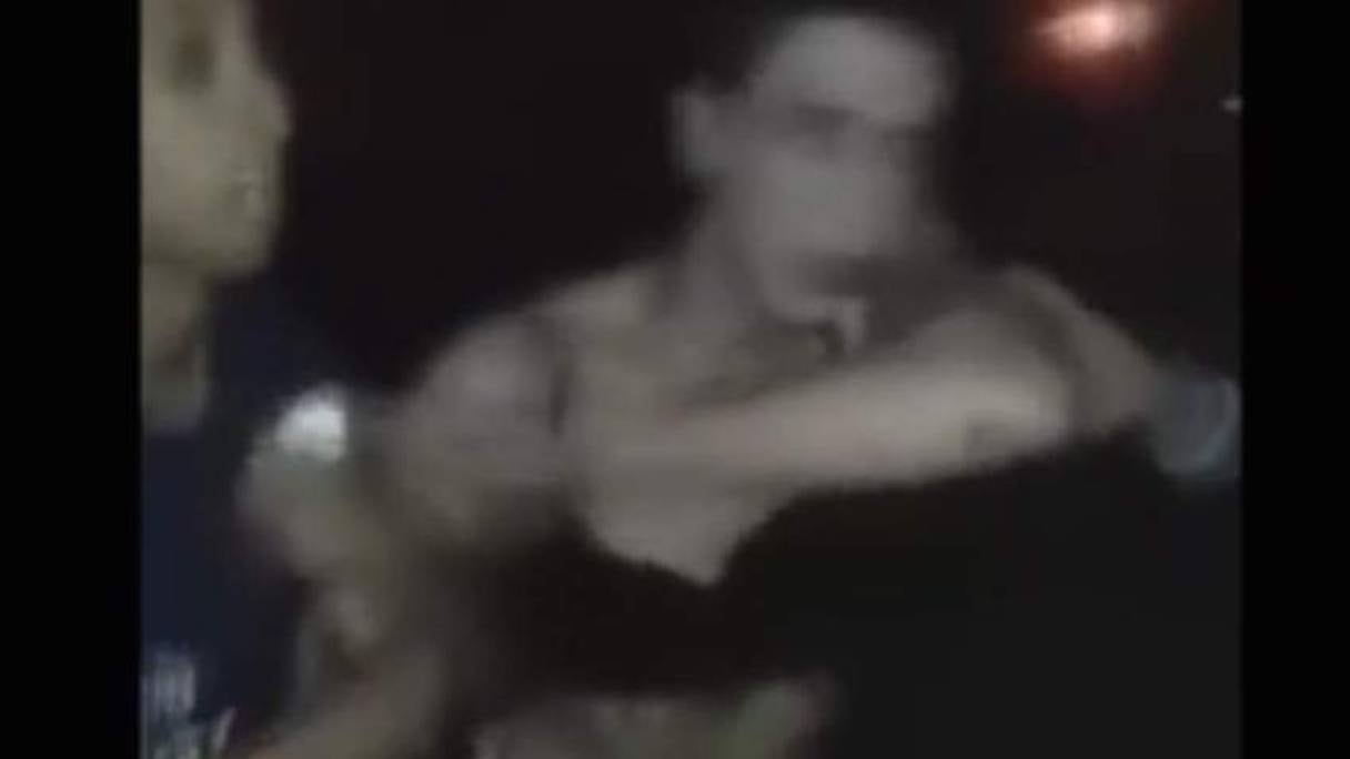 لقطة من فيديو الاعتداء
