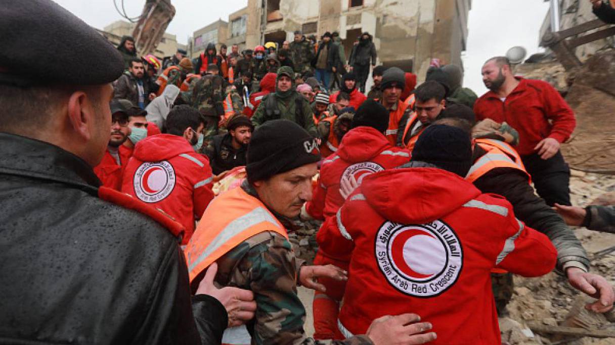 متطوعون يساهمون في عملية إنقاذ ضحايا زلزال تركيا