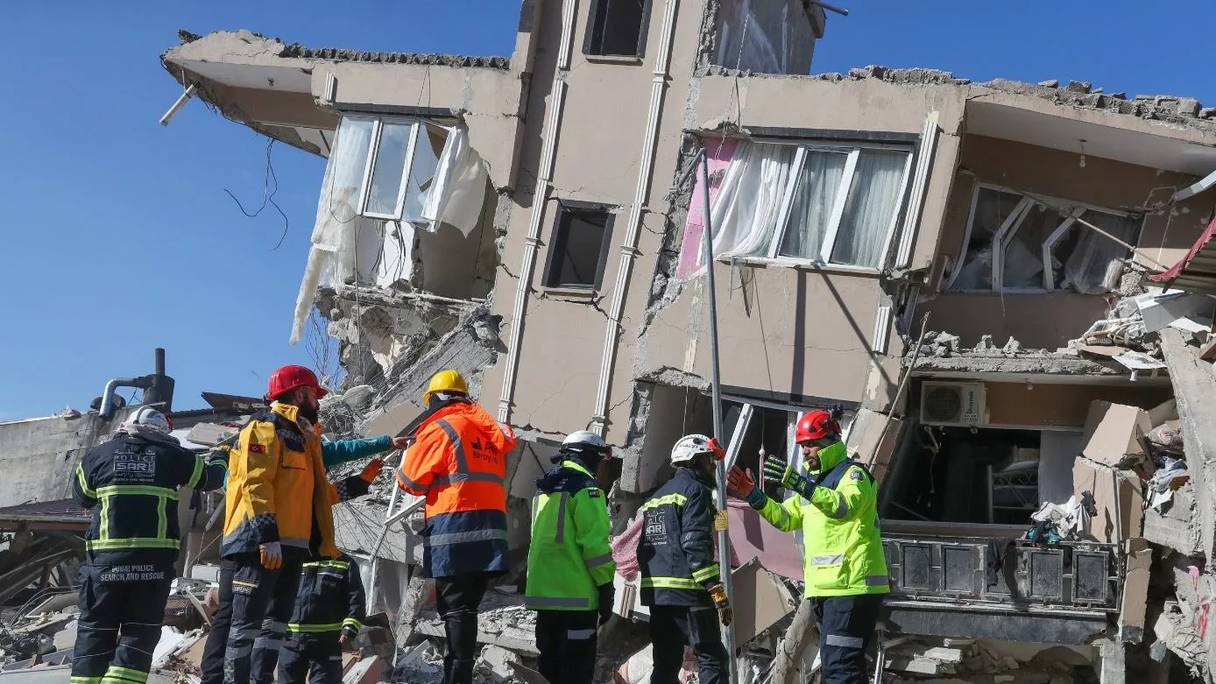 المنقذون يسابقون الزمن لإنقاذ الأرواح من تحت أنقاض زلزال تركيا وسوريا