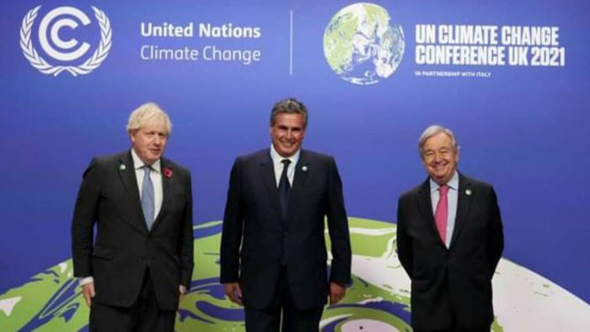 رئيس الحكومة عزيز أخنوش برفقة الأمين العام للأمم المتحدة أنطونيو غيتيريش (عن شماله) ورئيس الوزراء البريطاني بوريس جونسون (عن يمينه)
