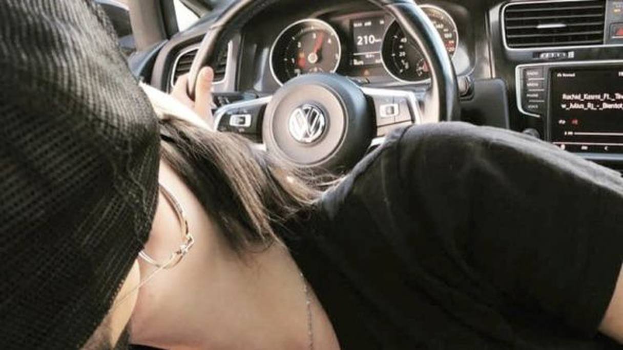 نشر الشاب على حسابه بموقع التواصل الاجتماعي "فايسبوك"، صورة وهو يقبل شابة خلال قيادته لسيارته
