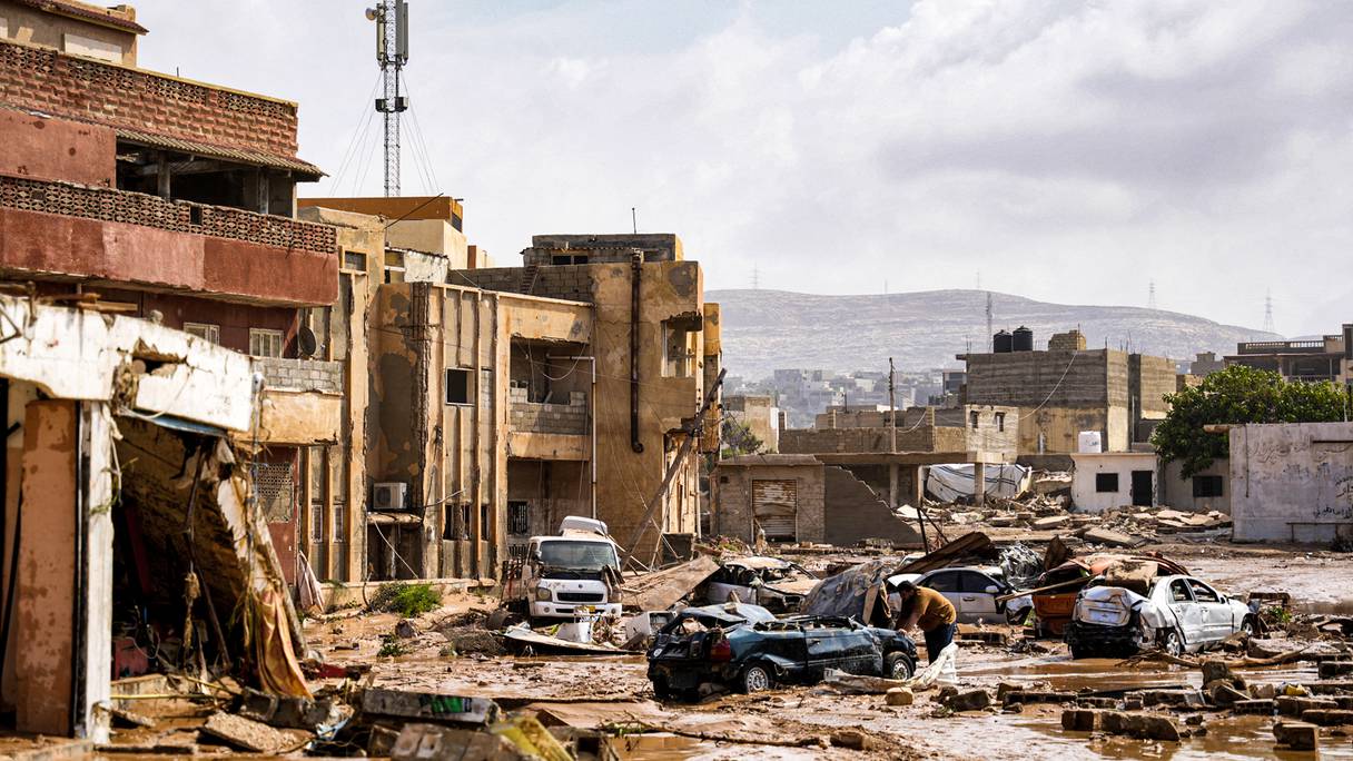 Dans une rue de Derna, en Libye, après le passage de la tempête Daniel, le 11 septembre 2023.