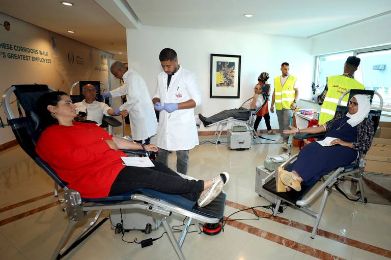 موظفو الإيسيسكو يتبرعون بالدم