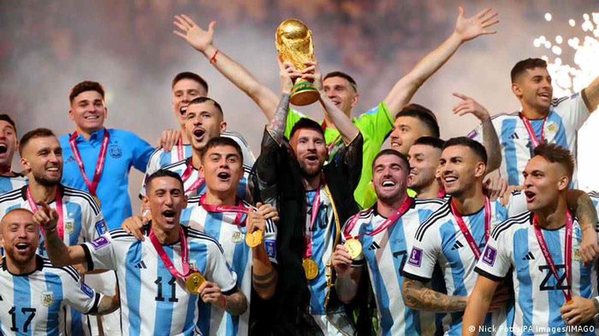 ميسي مع منتخب الأرجنتين بعد فوزهم بكأس العالم