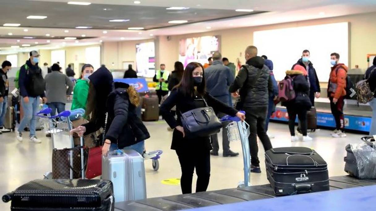 طلبة مغاربة عائدون من أوكرانيا، مطار محمد الخامس
