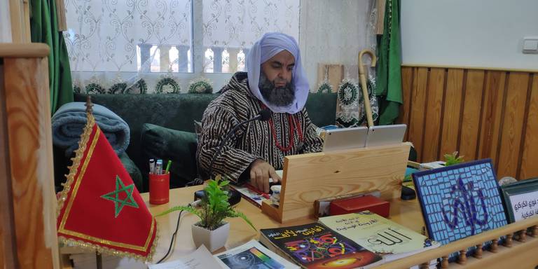 محمد فوزي الكركري داخل مكتبه بمقر الزاوية بالعروي